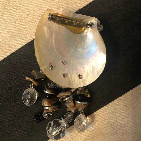 Shell Brooch - Picture 7 of 7